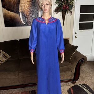 Ashley Ames • Vintage • Medium • Blue • Red/Pink Floral • Embroidery • Robe